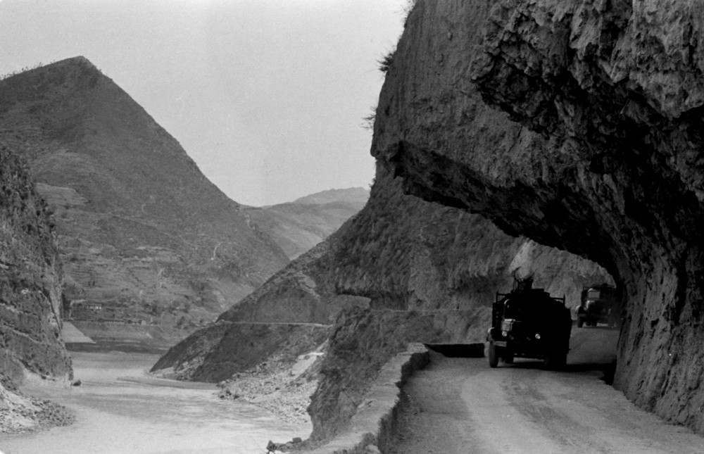 上世纪70年代的蜀道明月峡108国道，陶启爱.jpg